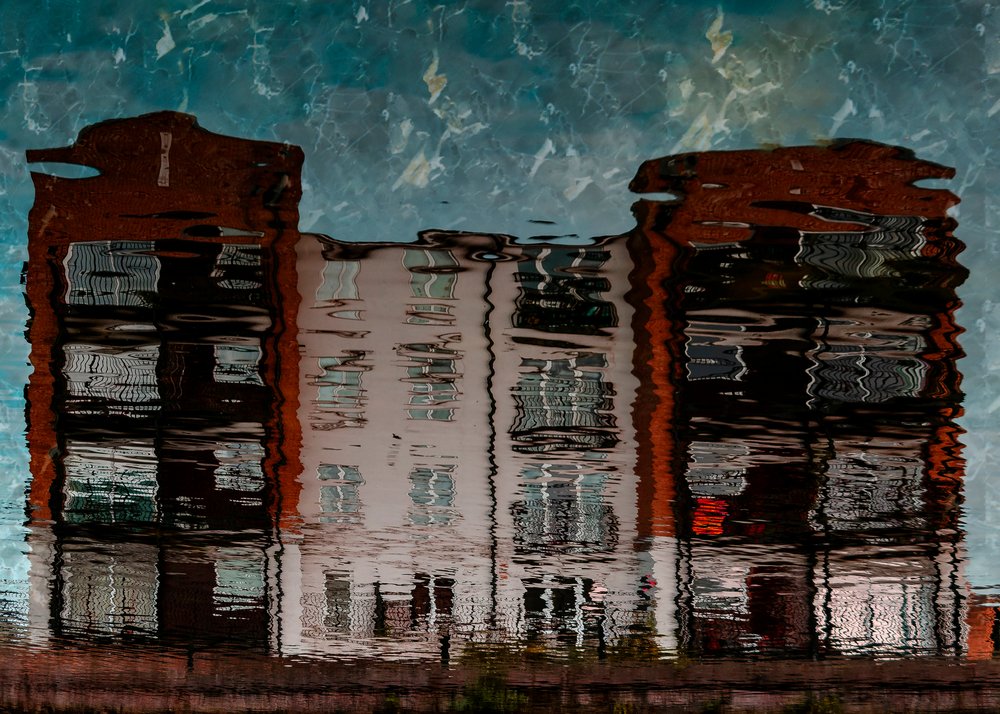 Reflejo ondulado de un edificio de Chris Hamilton