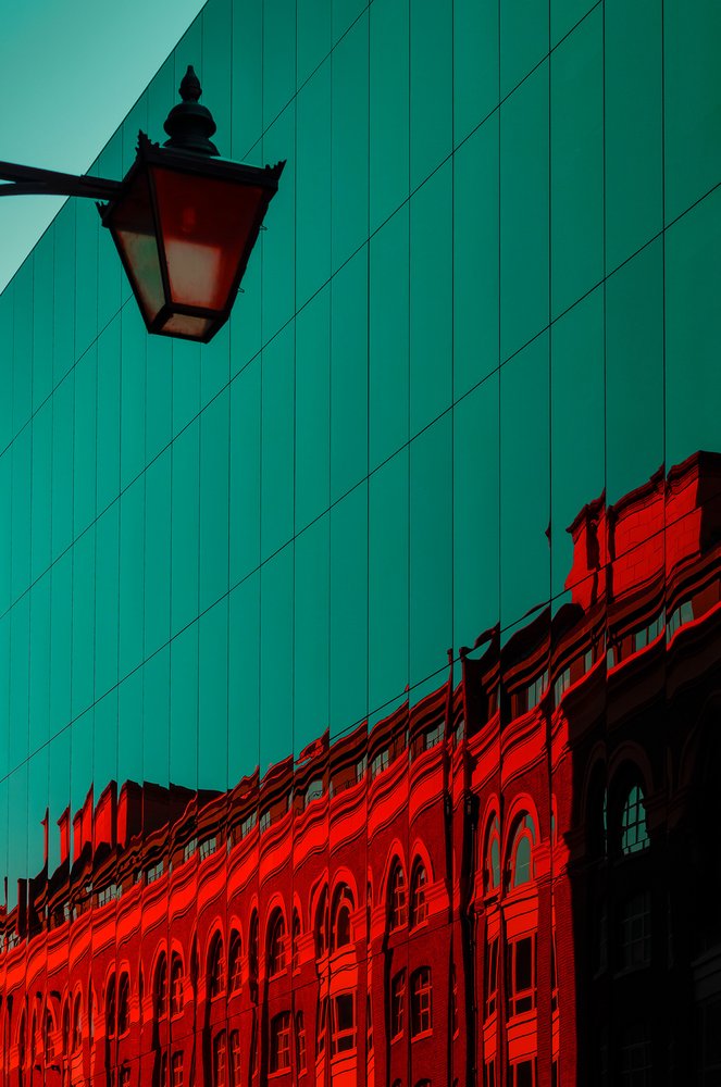 Verde azulado y rojo: Reflexión urbana de Chris Hamilton