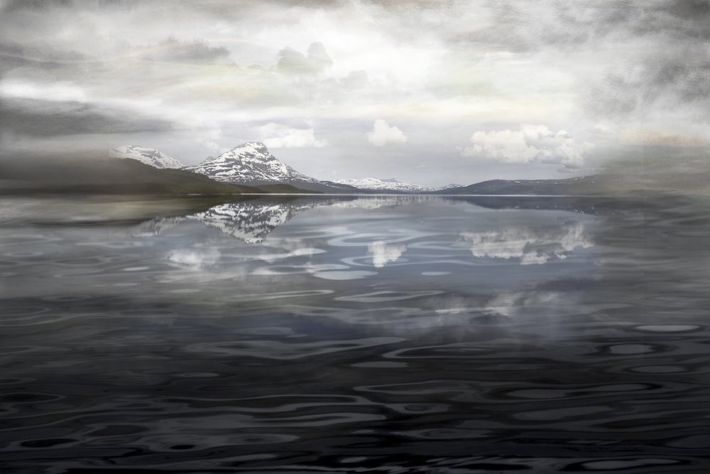 Reflejo de la montaña brumosa de Christina Sillen