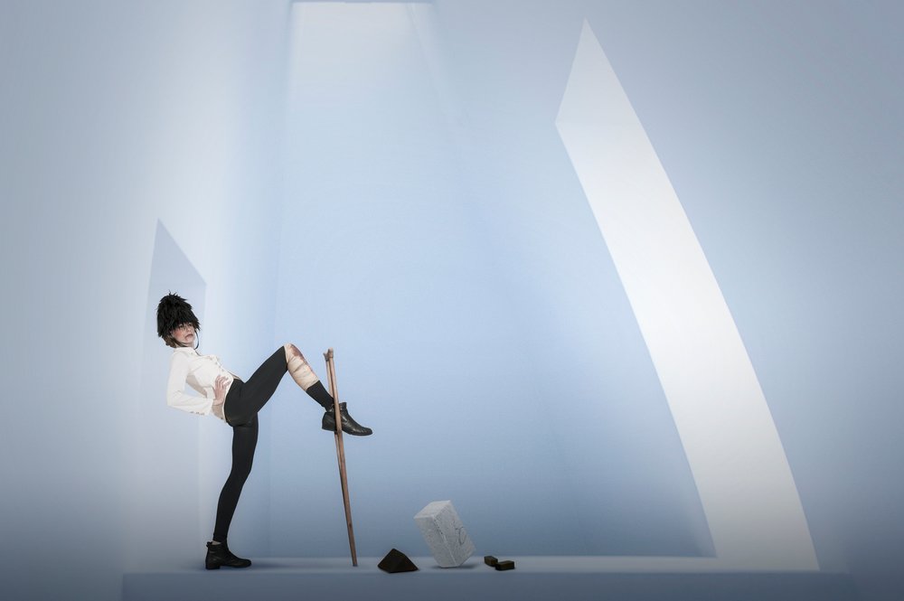 Figura conceptual en una pose llamativa de Christine von Diepenbroek