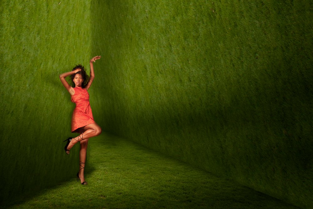 Mujer bailando en un mundo verde de Christine von Diepenbroek