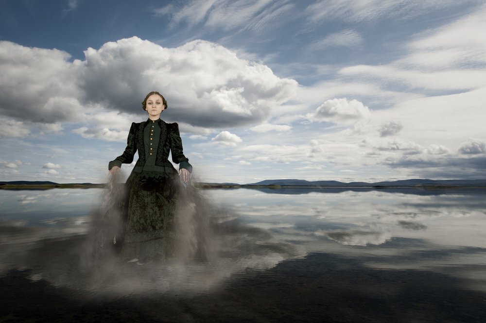 Mujer etérea, agua en calma de Christine von Diepenbroek