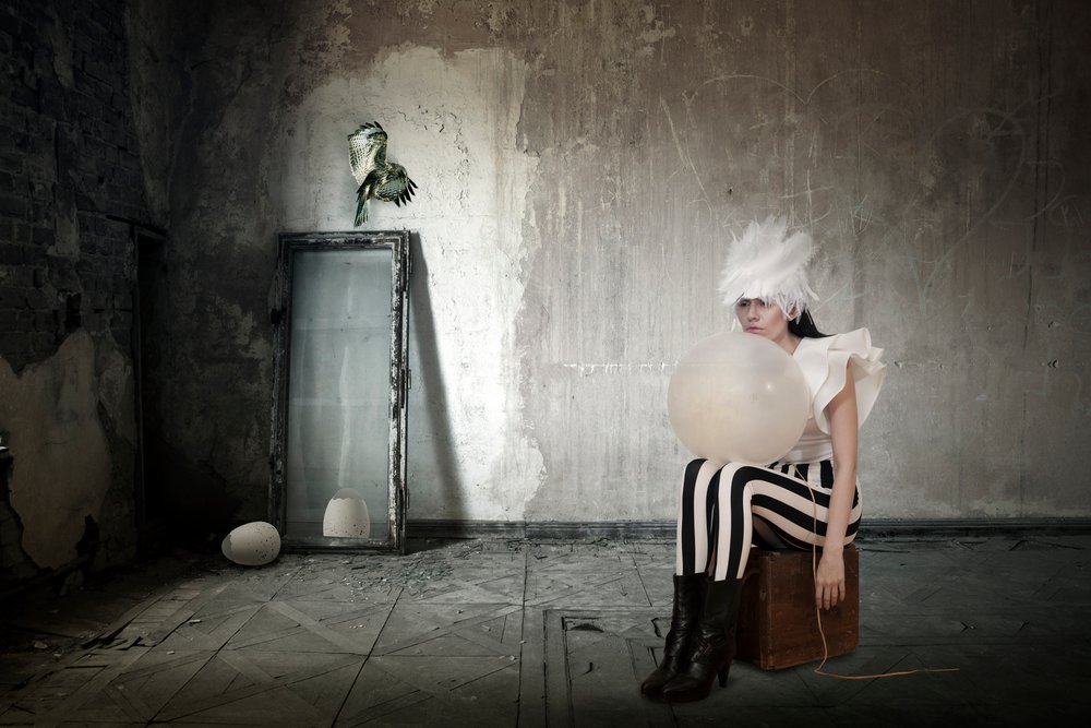 Mujer emplumada con un globo de Christine von Diepenbroek
