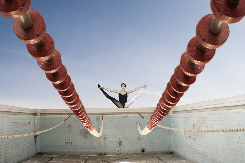 Una elegante piscina abandonada de Christine von Diepenbroek