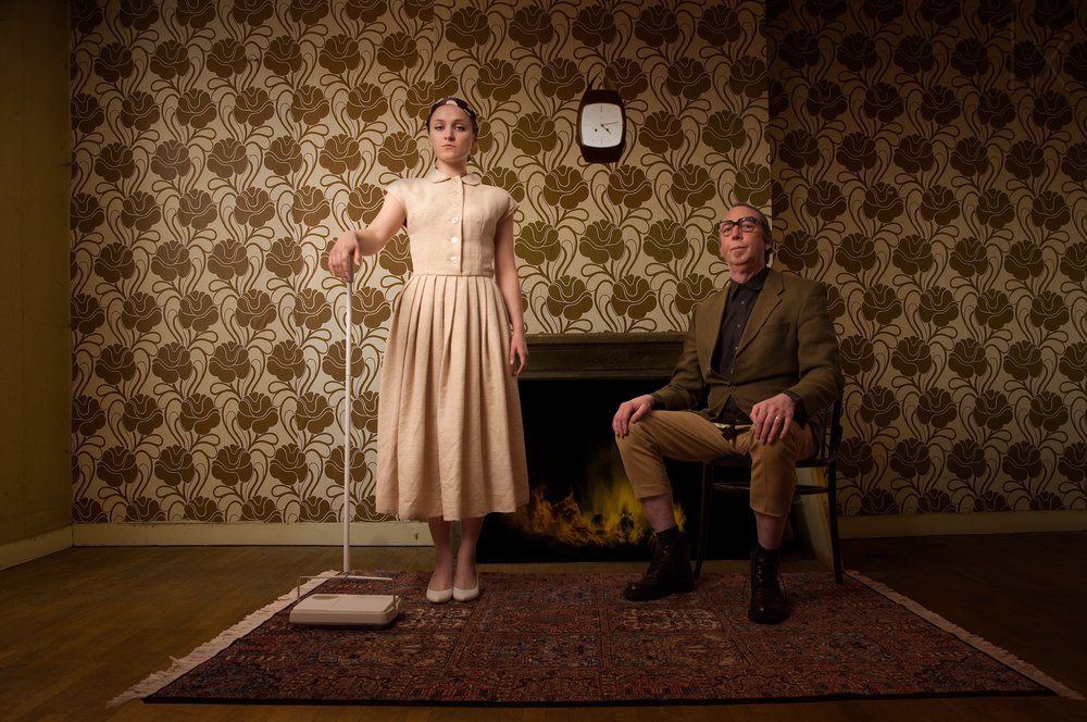 Una escena interior intrigante de Christine von Diepenbroek