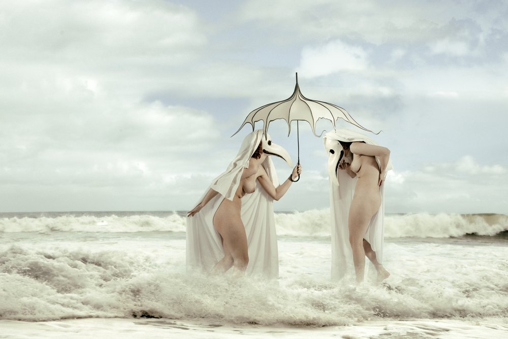 Figuras enmascaradas y olas del mar de Christine von Diepenbroek