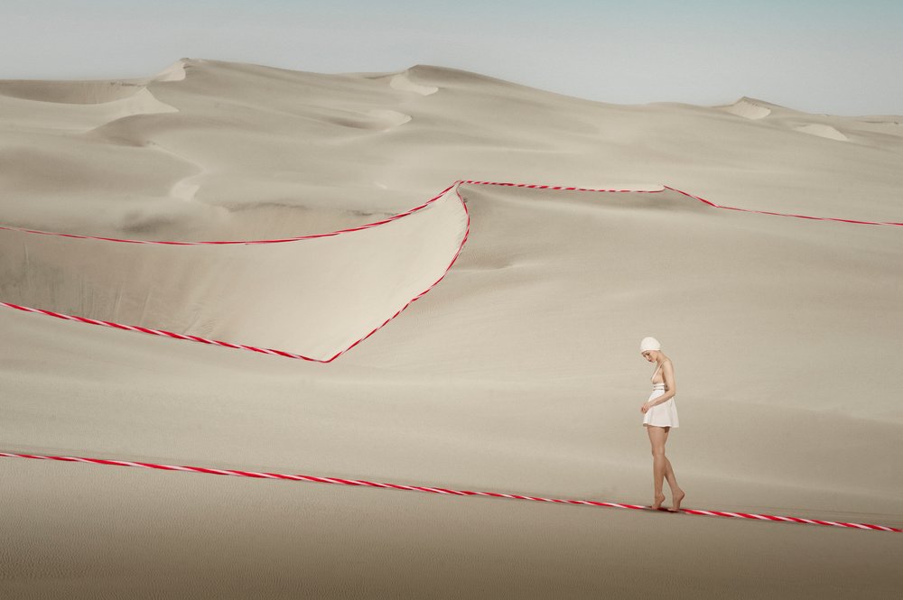 Caminata por el desierto «Red Ribbon» de Christine von Diepenbroek