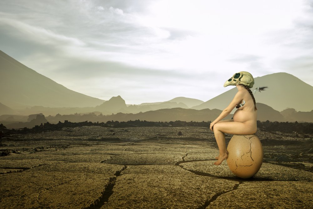 Un parto surrealista en el desierto de Christine von Diepenbroek