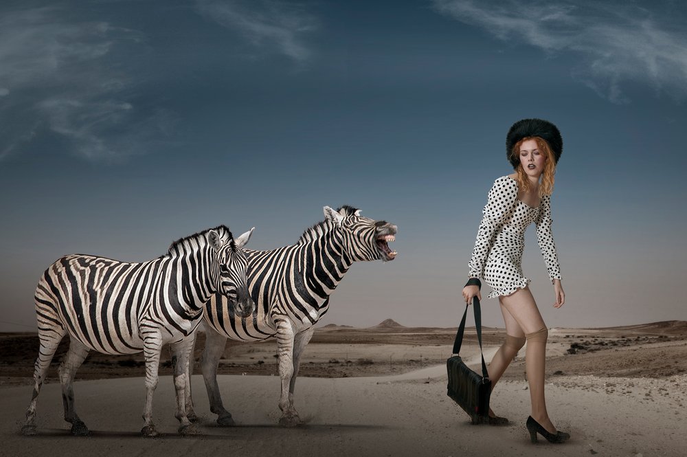 Escena surrealista de moda en el desierto de Christine von Diepenbroek