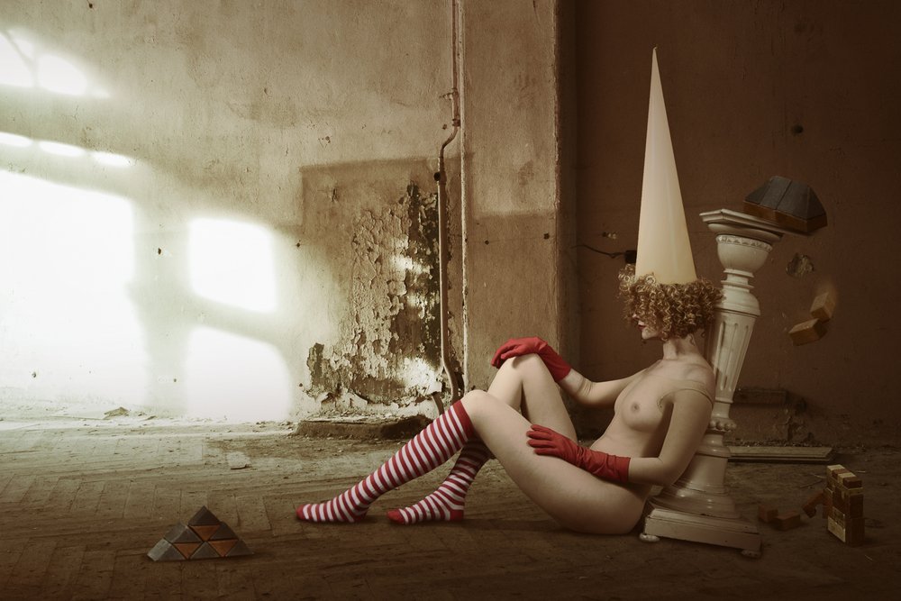 Sombrero cónico surrealista con desnudos de Christine von Diepenbroek
