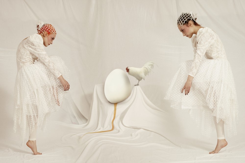 Mujeres surrealistas y un huevo de Christine von Diepenbroek
