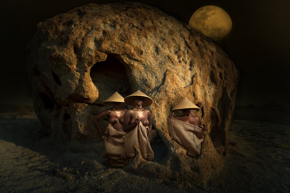 Mujeres tribales bajo la luna de Christine von Diepenbroek