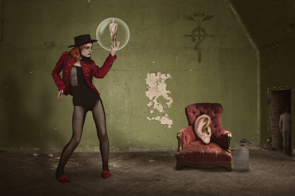 La burbuja surrealista de una mujer de Christine von Diepenbroek