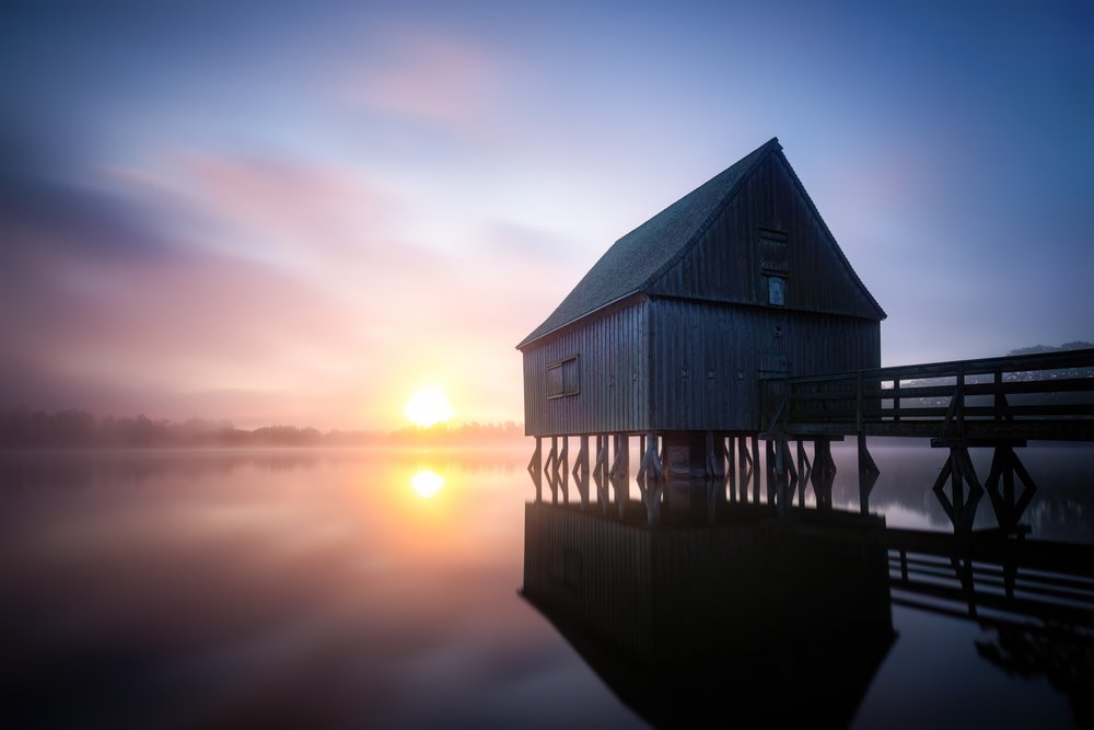 Amanecer en el cobertizo para barcas envuelto en la niebla de Christoph Schaarschmidt