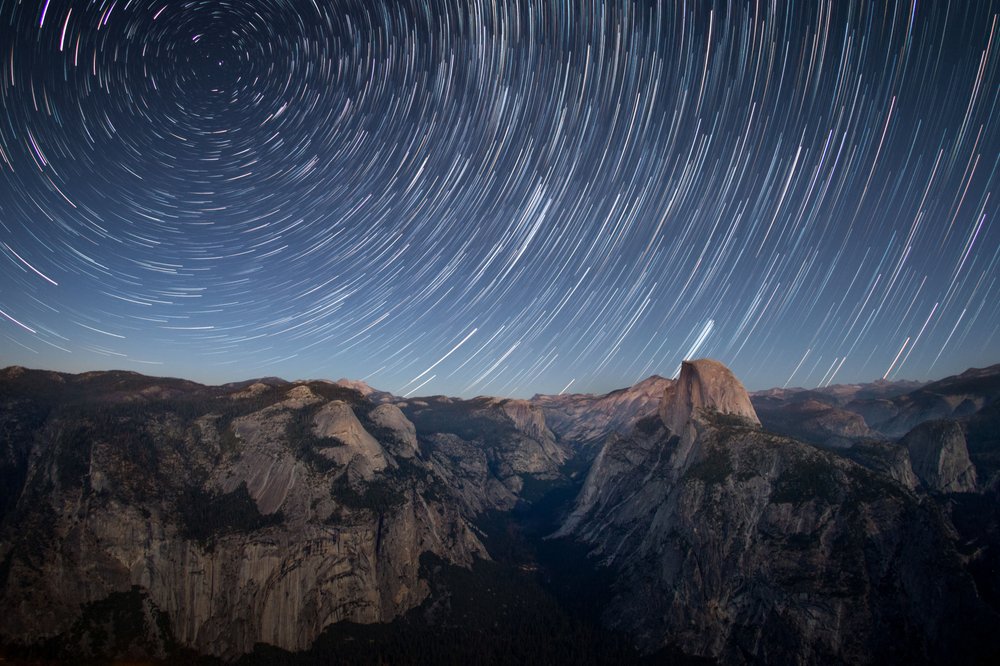 Estrellas rastreras sobre Half Dome de Christoph Schaarschmidt