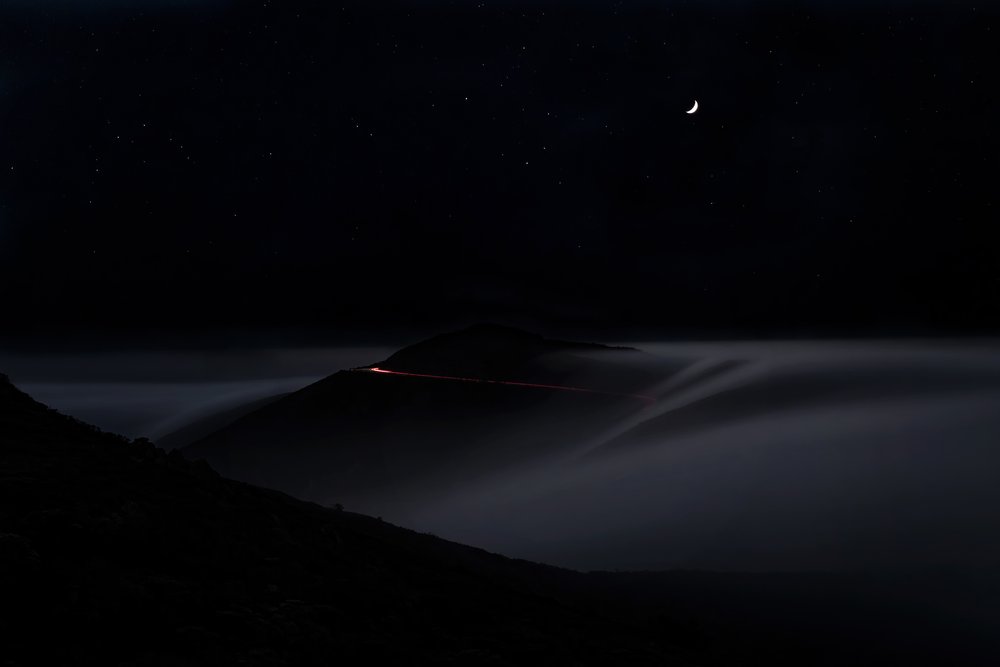 Carretera de montaña en una noche brumosa de Chuanxu Ren