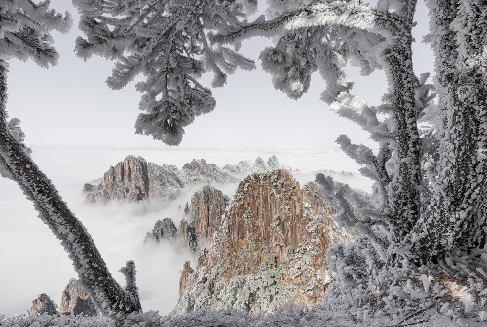 Cumbres invernales envueltas en niebla de Chuanxu Ren