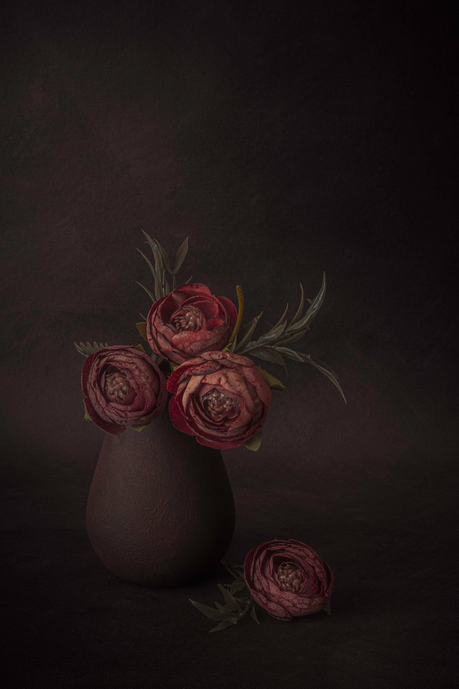 Naturaleza muerta floral oscura de Cicek Kiral