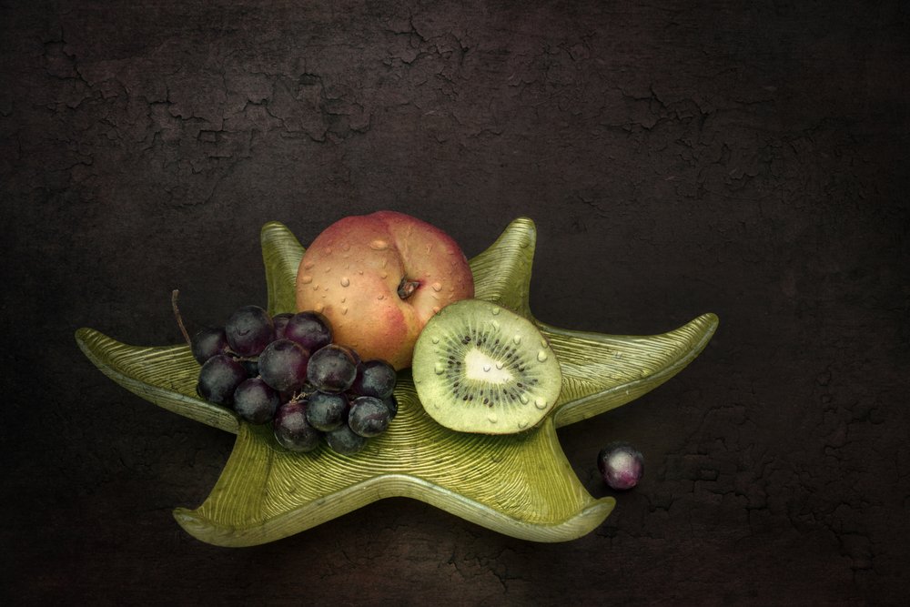 Exposición de frutas cubiertas de rocío de Cicek Kiral