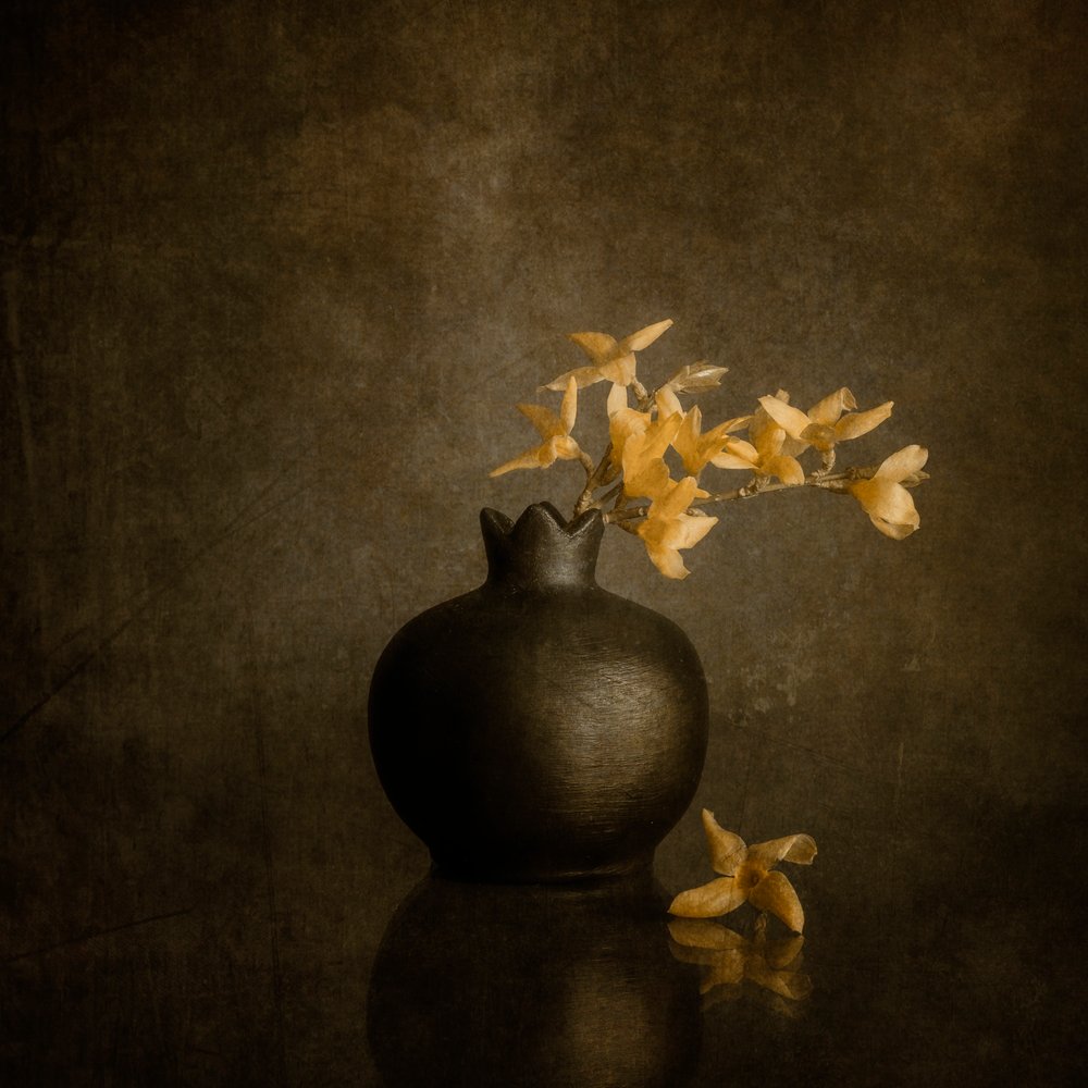 Jarrón oscuro «Golden Blossoms» de Cicek Kiral