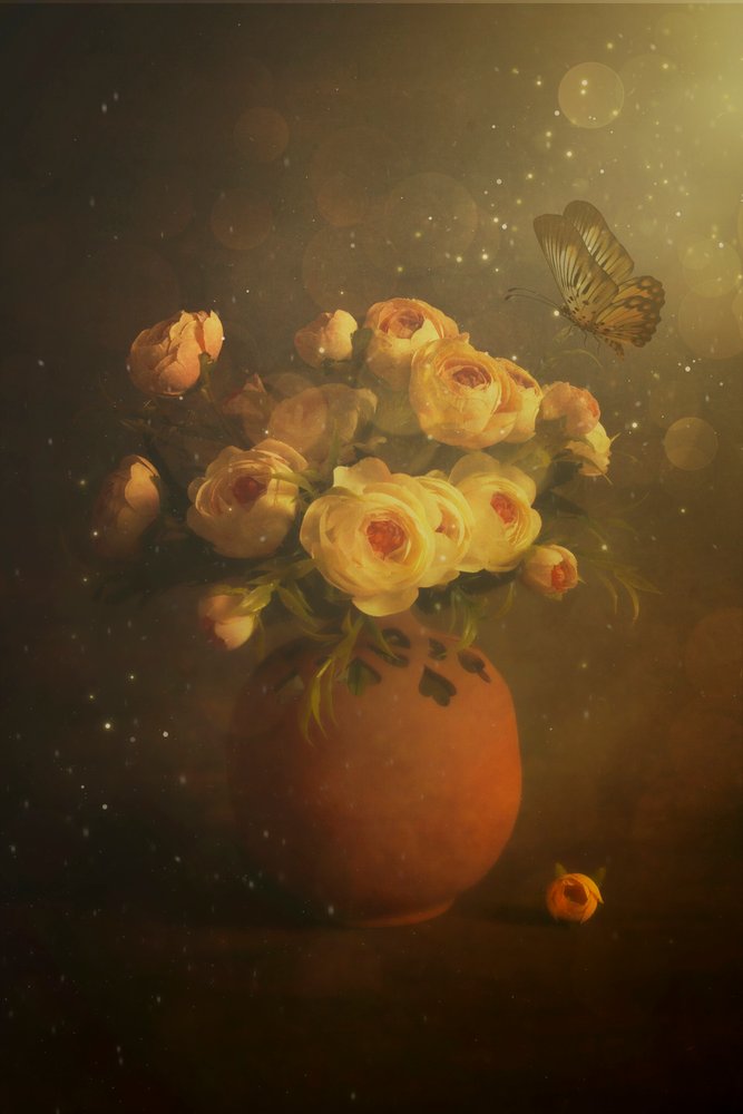 Rosas doradas y mariposa de Cicek Kiral