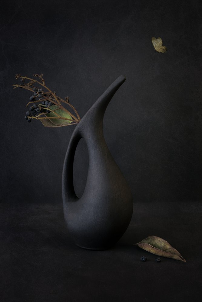 Jarrón negro minimalista de Cicek Kiral