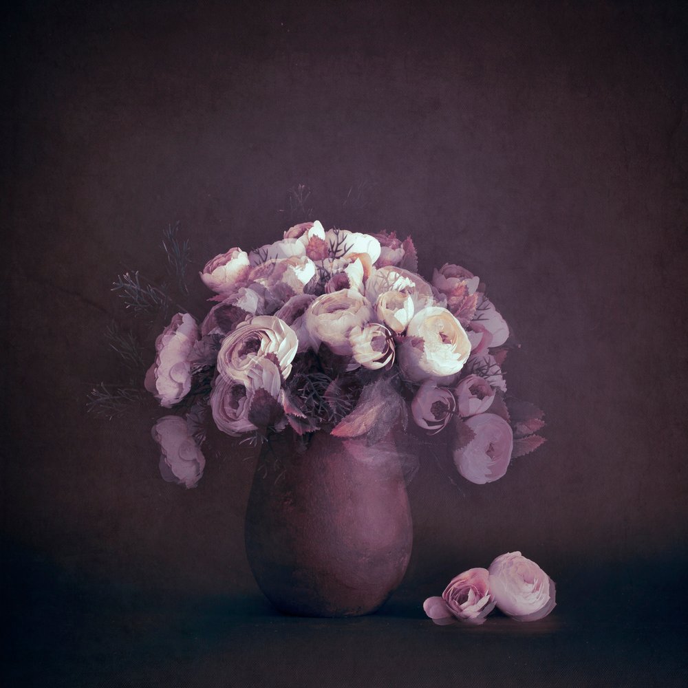 Naturaleza muerta floral evocadora de Cicek Kiral