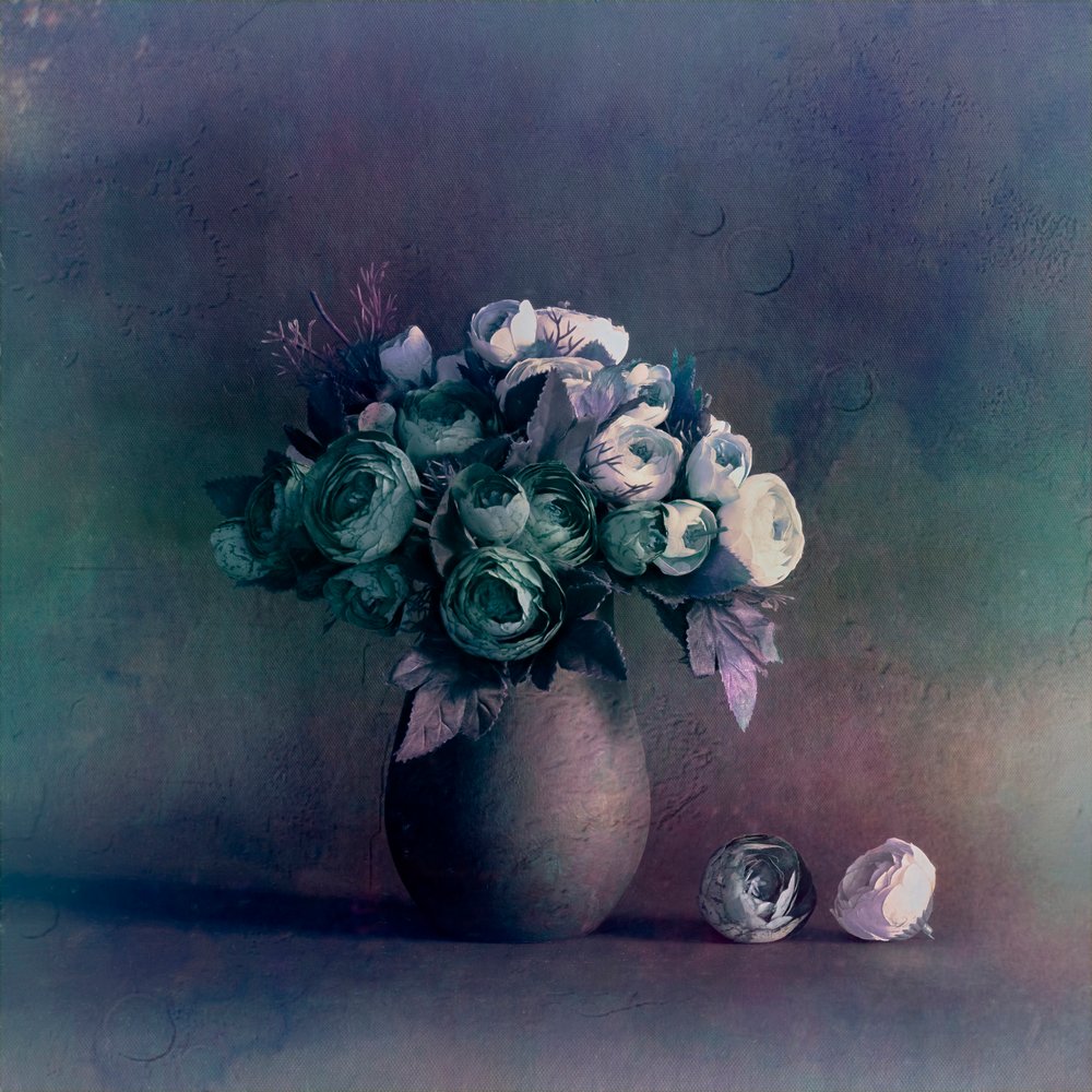 Naturaleza muerta floral evocadora de Cicek Kiral