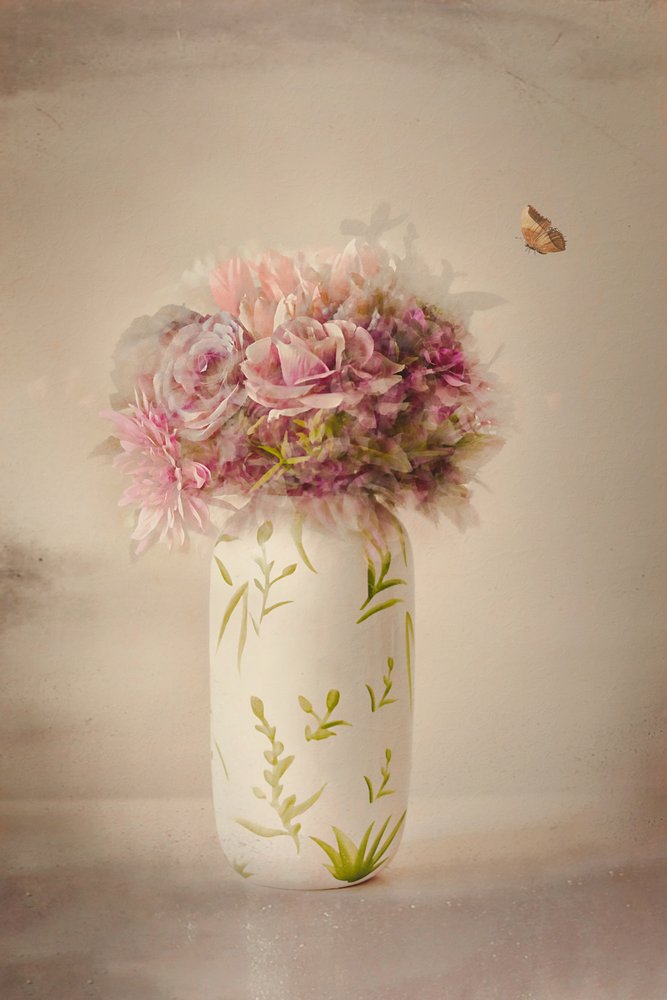 Mariposa floral delicada de Cicek Kiral