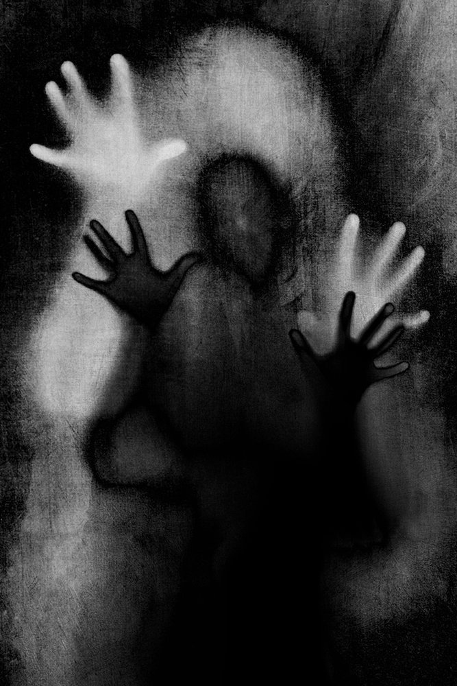 Inquietantes figuras fantasmales de Cicek Kiral