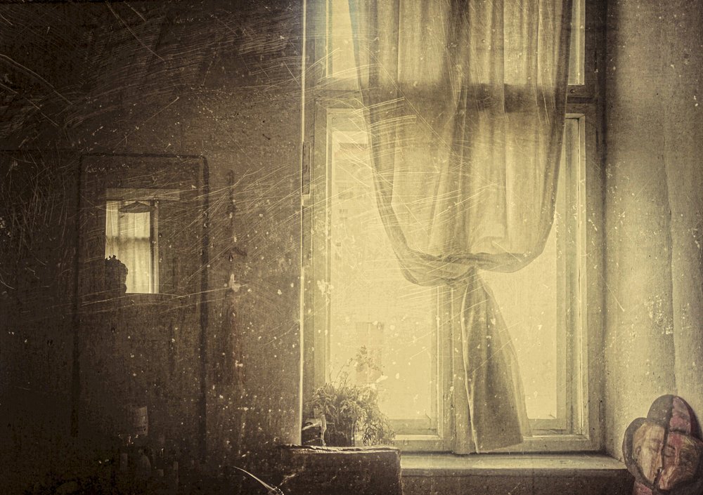 Ventana vintage bañada por el sol de Clara Arustei