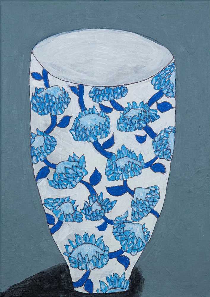 Jarrón azul con motivos florales de Dale Hefer & Family