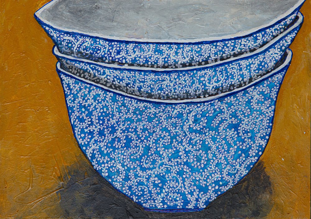 Cuencos apilados con motivos decorativos de Dale Hefer & Family