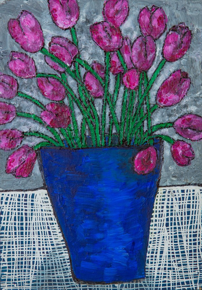 Tulipanes en un jarrón azul de Dale Hefer & Family