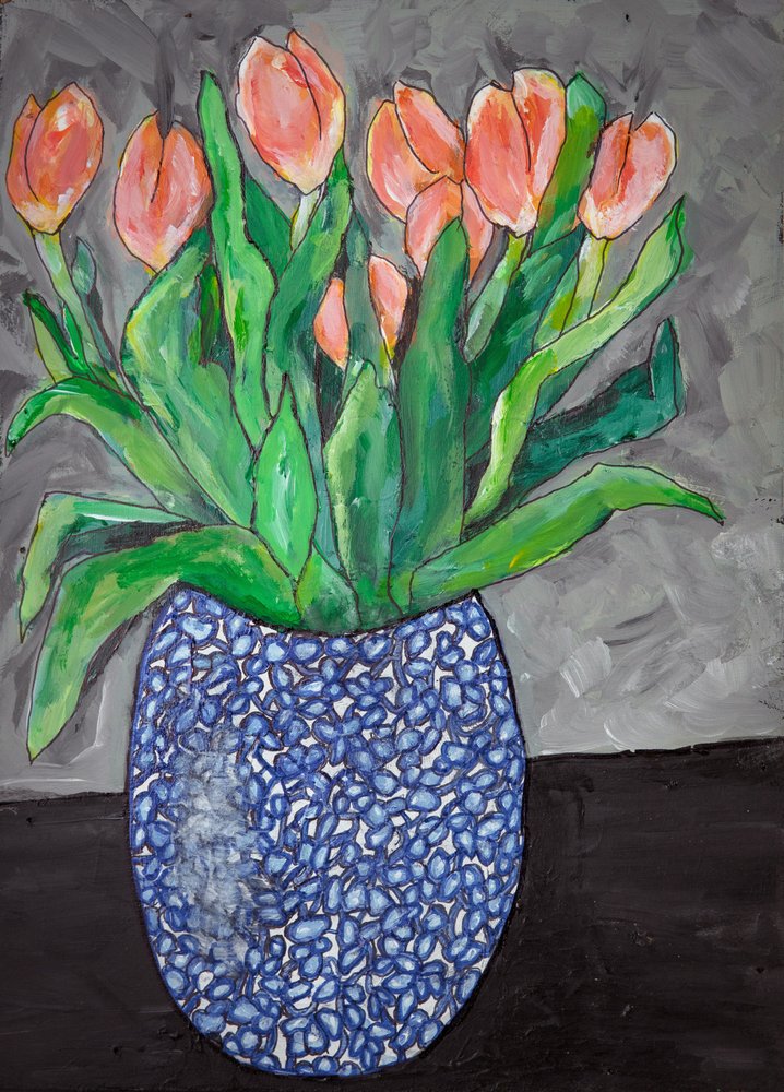 Tulipanes de vivos colores en un jarrón azul de Dale Hefer & Family