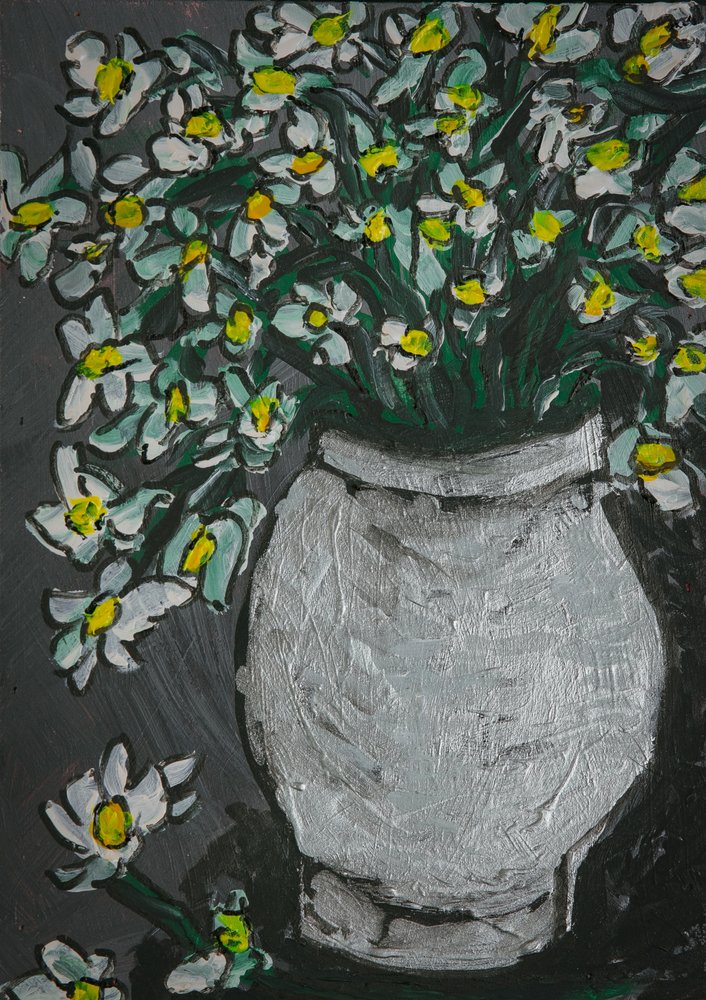 Flores blancas en un jarrón gris de Dale Hefer & Family