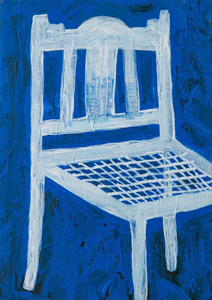 Silla blanca sobre fondo azul de Dale Hefer & Family