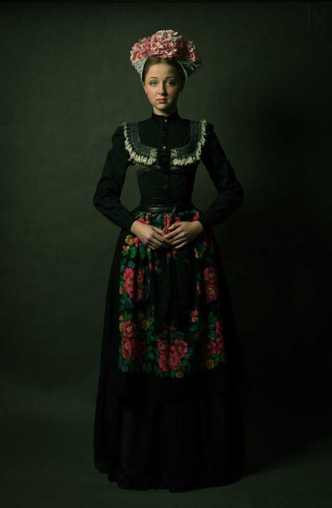 Joven con estampado floral y estilo folk de Denisa Justusová Šumcová