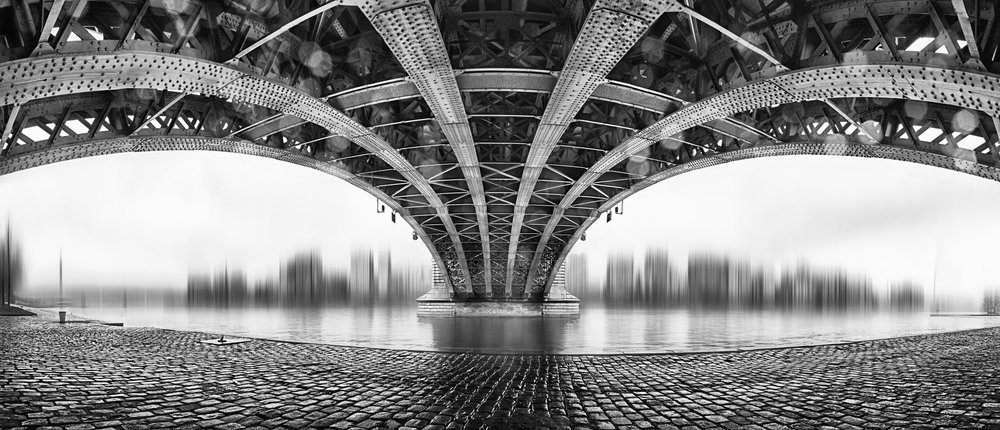 Reflejo en un puente de acero de EM-Photographies