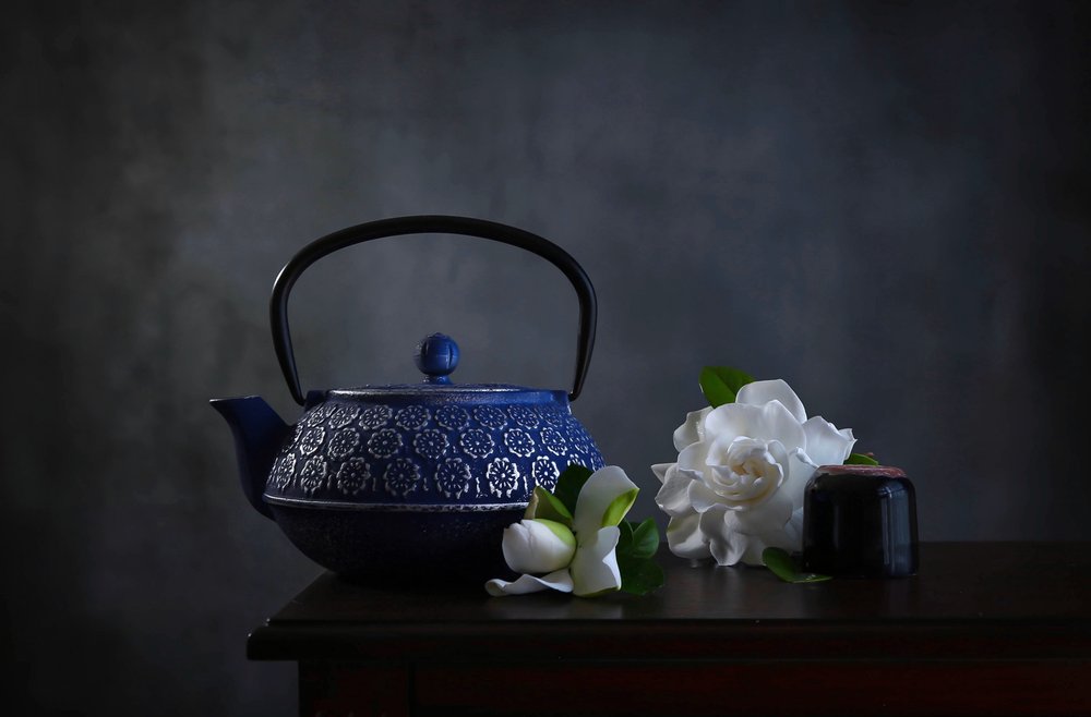 Gardenias en la tetera azul de Fangping Zhou