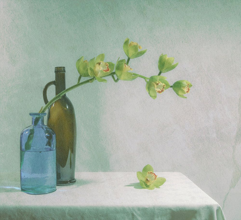 Orquídeas y Blue Bottle de Fangping Zhou