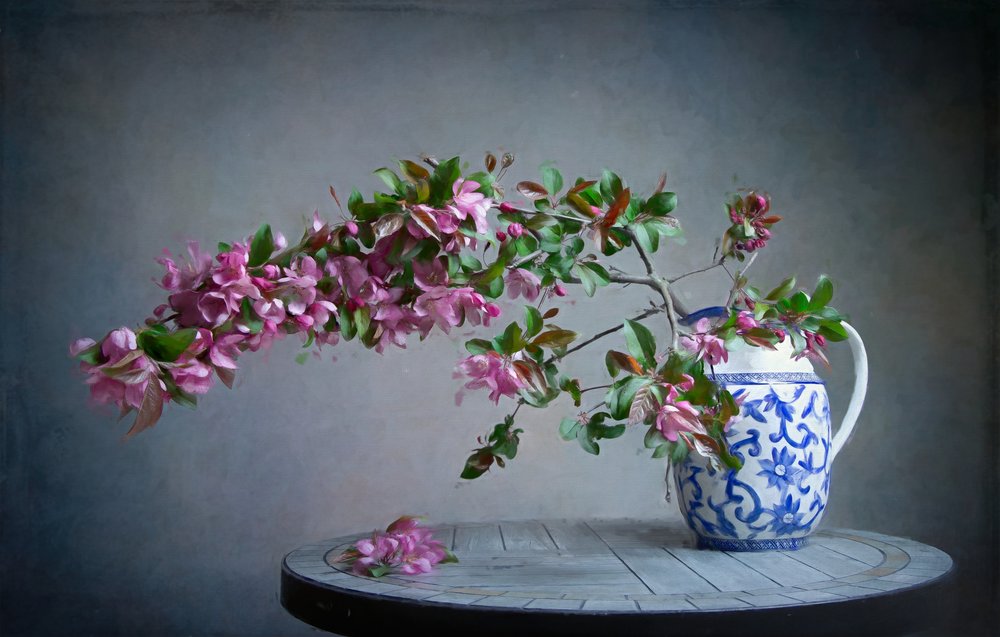 Flores rosas en un jarrón azul de Fangping Zhou