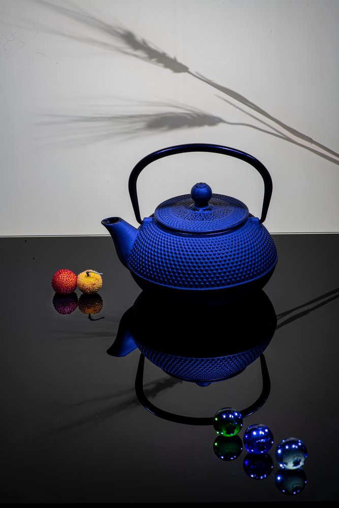 Elegante naturaleza muerta con una tetera azul de Felice Angelino