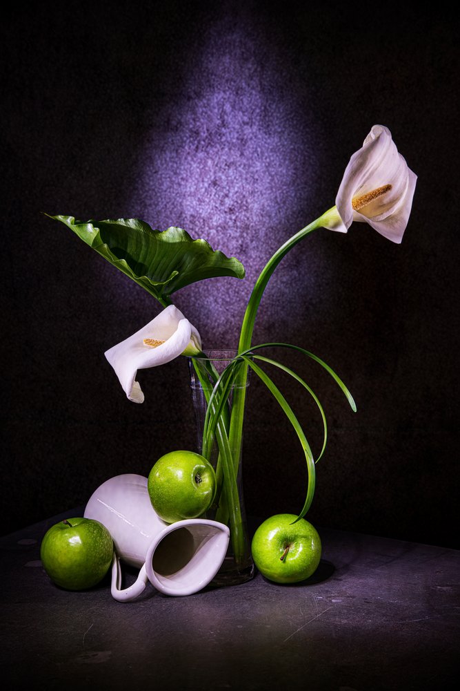 Elegantes calas y manzanas verdes de Felice Angelino