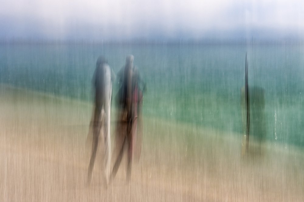 Figuras borrosas en la playa de Franco Tessarolo