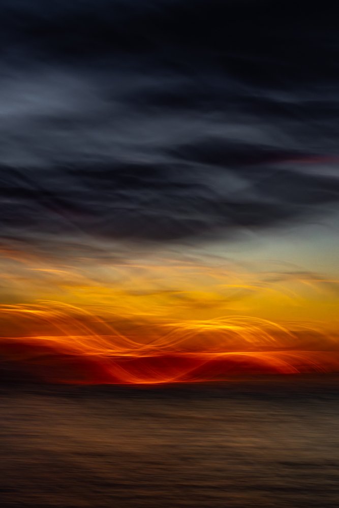 Una puesta de sol vibrante en el océano de Franco Tessarolo