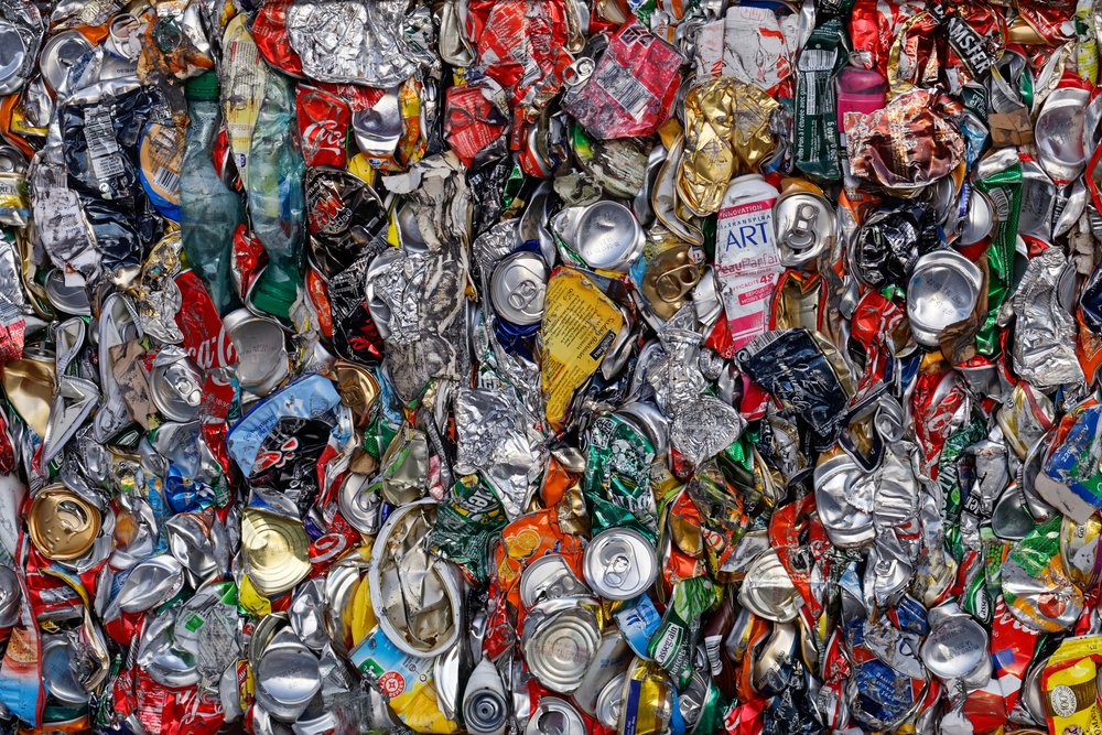 Latas aplastadas de colores vivos de Francois Casanova