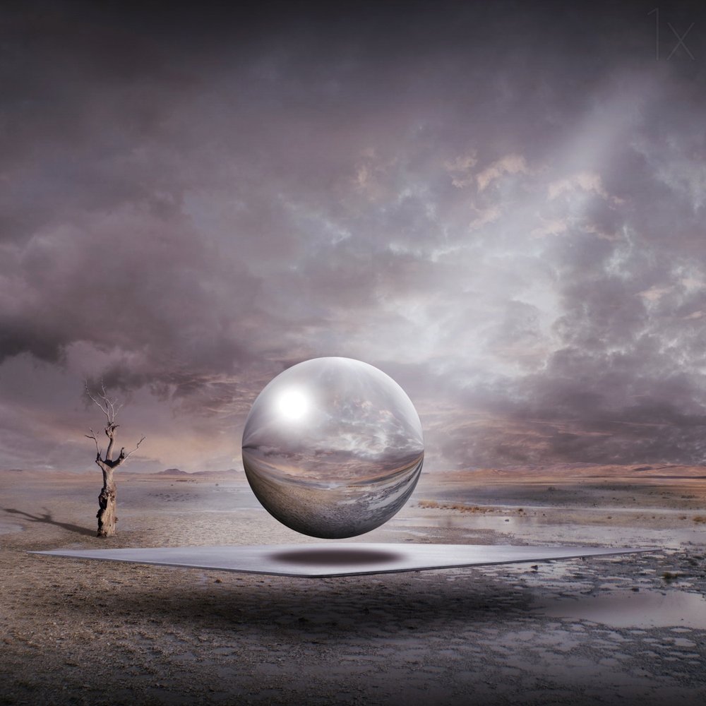 Orbe surrealista del desierto de Franziskus Pfleghart