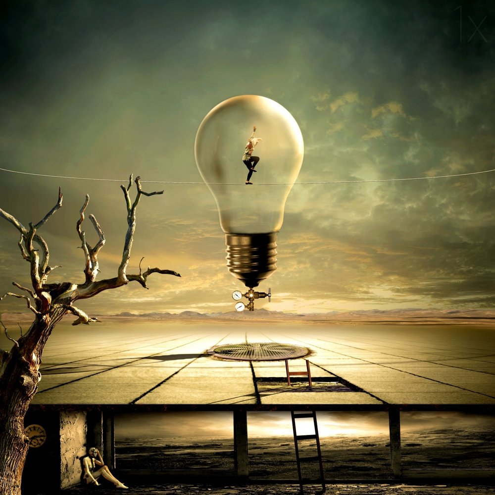 Paisaje onírico surrealista con bombillas de Franziskus Pfleghart