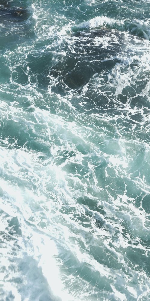 Olas oceánicas turbulentas de Gemma Bardot